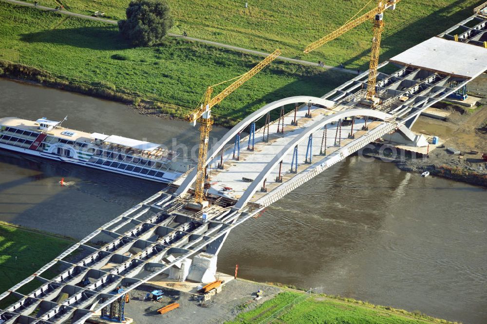 Dresden from above - Blick auf die im Bau befindliche Waldschlösschenbrücke über die Elbe in Dresden mit den Stahlträgern der belgischen Firma Victor Buyck Steel Constructions nach Vorgaben des Büros AWB Architekten Architekturbüro Bauer BDA und Bauleistungen der EUROVIA Beton GmbH. View the construction site of Waldschlösschen bridge over the Elbe in Dresden / Saxony.