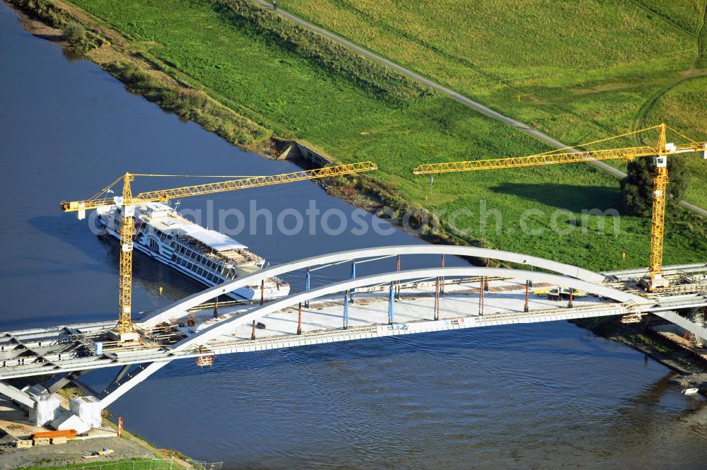 Dresden from the bird's eye view: Blick auf die im Bau befindliche Waldschlösschenbrücke über die Elbe in Dresden mit den Stahlträgern der belgischen Firma Victor Buyck Steel Constructions nach Vorgaben des Büros AWB Architekten Architekturbüro Bauer BDA und Bauleistungen der EUROVIA Beton GmbH. View the construction site of Waldschlösschen bridge over the Elbe in Dresden / Saxony.