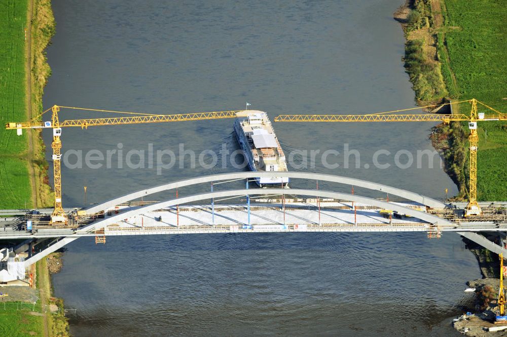 Aerial image Dresden - Blick auf die im Bau befindliche Waldschlösschenbrücke über die Elbe in Dresden mit den Stahlträgern der belgischen Firma Victor Buyck Steel Constructions nach Vorgaben des Büros AWB Architekten Architekturbüro Bauer BDA und Bauleistungen der EUROVIA Beton GmbH. View the construction site of Waldschlösschen bridge over the Elbe in Dresden / Saxony.