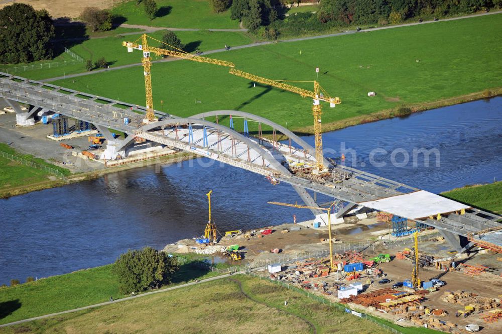 Aerial photograph Dresden - Blick auf die im Bau befindliche Waldschlösschenbrücke über die Elbe in Dresden mit den Stahlträgern der belgischen Firma Victor Buyck Steel Constructions nach Vorgaben des Büros AWB Architekten Architekturbüro Bauer BDA und Bauleistungen der EUROVIA Beton GmbH. View the construction site of Waldschlösschen bridge over the Elbe in Dresden / Saxony.