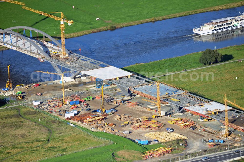 Dresden from above - Blick auf die im Bau befindliche Waldschlösschenbrücke über die Elbe in Dresden mit den Stahlträgern der belgischen Firma Victor Buyck Steel Constructions nach Vorgaben des Büros AWB Architekten Architekturbüro Bauer BDA und Bauleistungen der EUROVIA Beton GmbH. View the construction site of Waldschlösschen bridge over the Elbe in Dresden / Saxony.