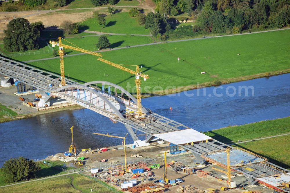 Dresden from the bird's eye view: Blick auf die im Bau befindliche Waldschlösschenbrücke über die Elbe in Dresden mit den Stahlträgern der belgischen Firma Victor Buyck Steel Constructions nach Vorgaben des Büros AWB Architekten Architekturbüro Bauer BDA und Bauleistungen der EUROVIA Beton GmbH. View the construction site of Waldschlösschen bridge over the Elbe in Dresden / Saxony.