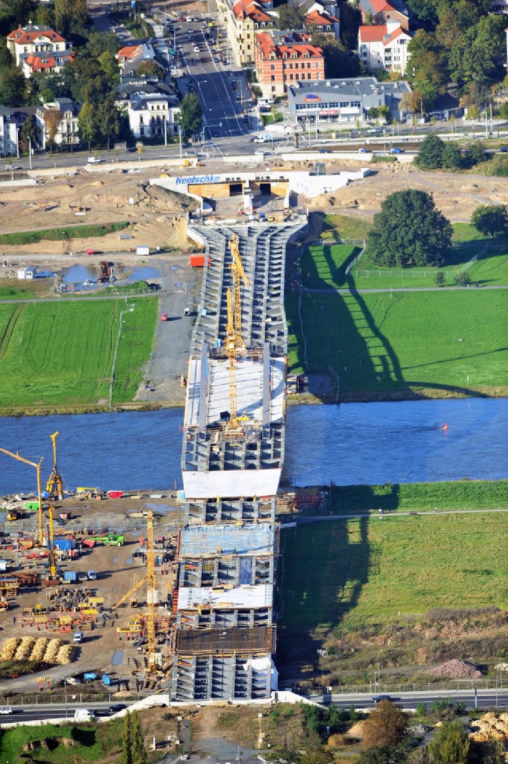 Aerial image Dresden - Blick auf die im Bau befindliche Waldschlösschenbrücke über die Elbe in Dresden mit den Stahlträgern der belgischen Firma Victor Buyck Steel Constructions nach Vorgaben des Büros AWB Architekten Architekturbüro Bauer BDA und Bauleistungen der EUROVIA Beton GmbH. View the construction site of Waldschlösschen bridge over the Elbe in Dresden / Saxony.