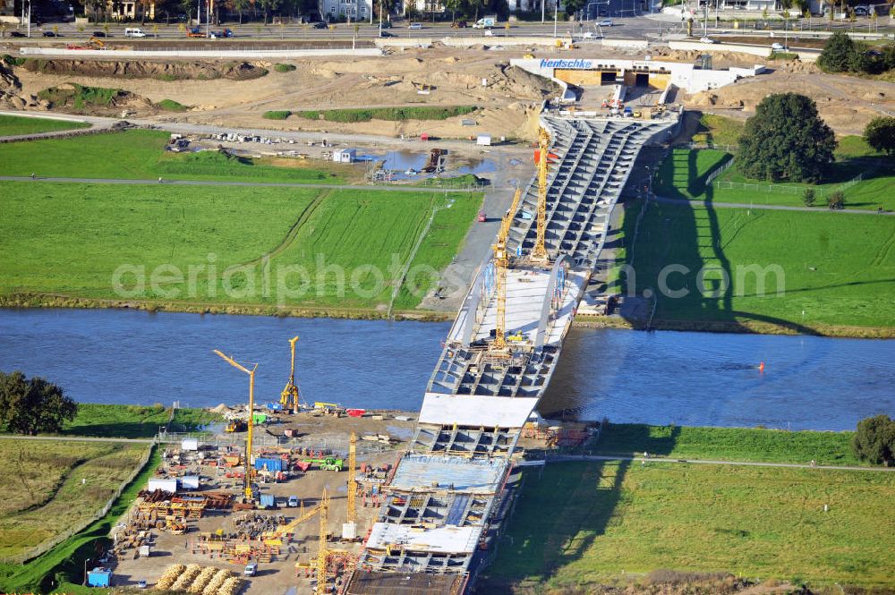 Aerial photograph Dresden - Blick auf die im Bau befindliche Waldschlösschenbrücke über die Elbe in Dresden mit den Stahlträgern der belgischen Firma Victor Buyck Steel Constructions nach Vorgaben des Büros AWB Architekten Architekturbüro Bauer BDA und Bauleistungen der EUROVIA Beton GmbH. View the construction site of Waldschlösschen bridge over the Elbe in Dresden / Saxony.