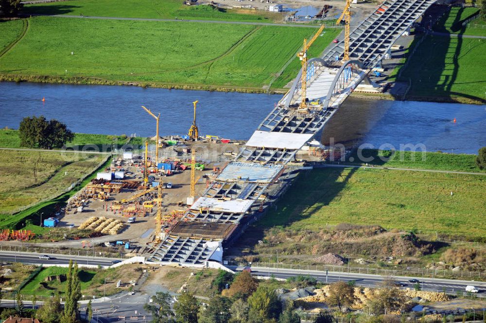 Dresden from above - Blick auf die im Bau befindliche Waldschlösschenbrücke über die Elbe in Dresden mit den Stahlträgern der belgischen Firma Victor Buyck Steel Constructions nach Vorgaben des Büros AWB Architekten Architekturbüro Bauer BDA und Bauleistungen der EUROVIA Beton GmbH. View the construction site of Waldschlösschen bridge over the Elbe in Dresden / Saxony.