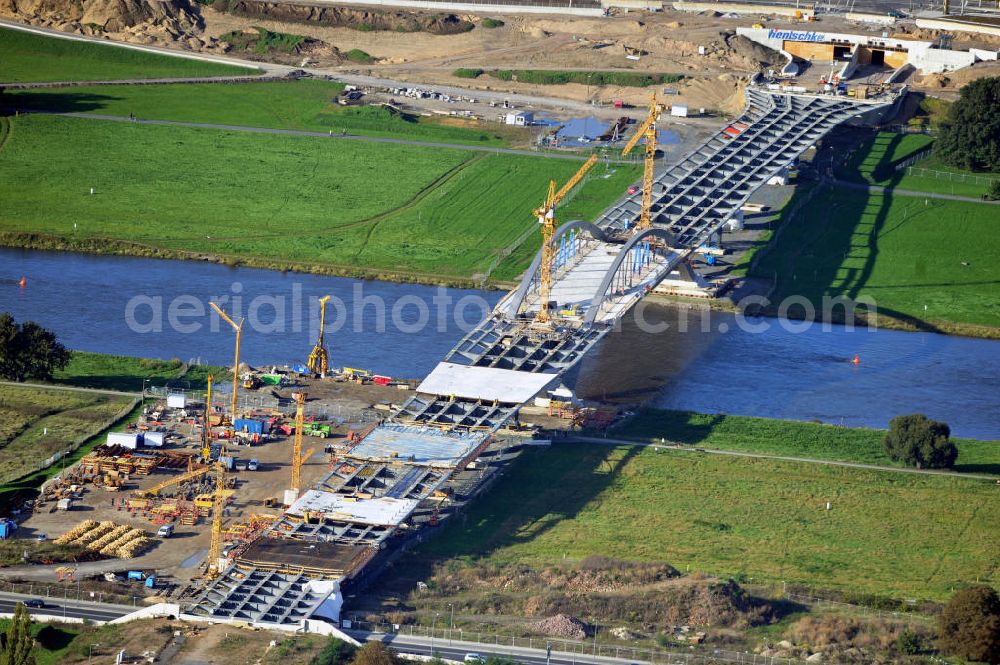 Dresden from the bird's eye view: Blick auf die im Bau befindliche Waldschlösschenbrücke über die Elbe in Dresden mit den Stahlträgern der belgischen Firma Victor Buyck Steel Constructions nach Vorgaben des Büros AWB Architekten Architekturbüro Bauer BDA und Bauleistungen der EUROVIA Beton GmbH. View the construction site of Waldschlösschen bridge over the Elbe in Dresden / Saxony.