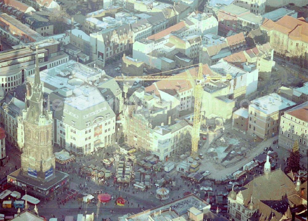 Halle / Saale from above - Bau eines Wohn- und Geschäftshauses am Marktplatz von Halle / Saale. 10.12.02