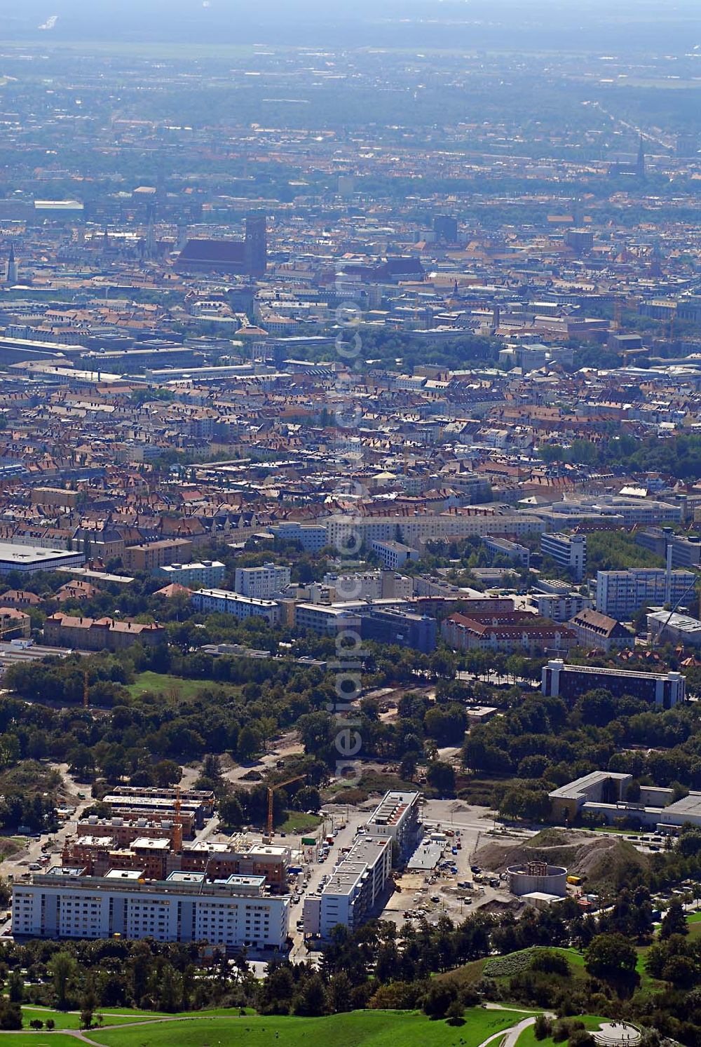 Aerial image München - 01.09.2006 München (Bayern) Blick auf das Baugelände des Wohngebietes Ackermannstraße (Ackermannbogen)am Olympiapark in München von der CONCEPTBAU MÜNCHEN.