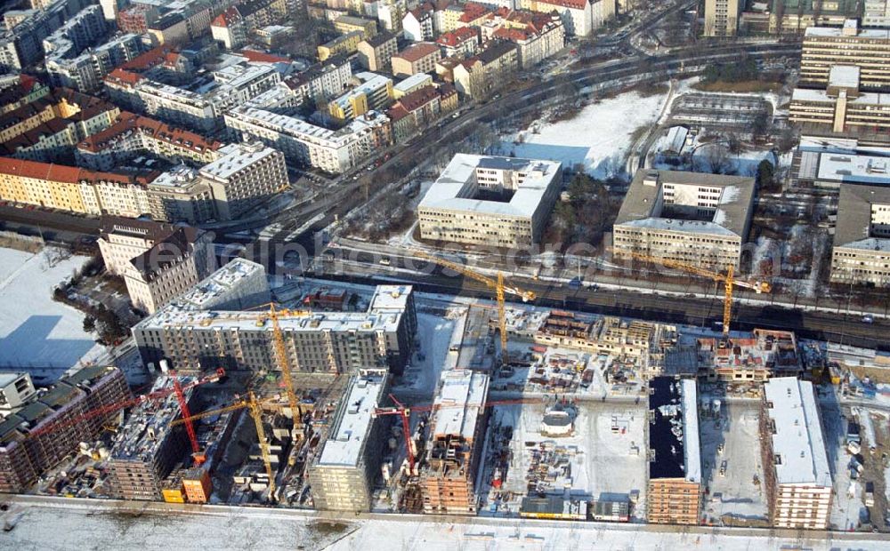 Aerial photograph München / Bayern - 15.01.2006 München (Bayern) Blick auf das Baugelände des Wohngebietes Arnulfpark in München von der CONCEPTBAU MÜNCHEN. Im Gelände des ehemaligen Heizkraftwerkes werden nach derzeitiger Planung später Flächen für eine vielfältige kulturelle Nutzung zur Verfügung stehen. Dabei werden zur Zeit zwei Nutzungsvarianten verfolgt: ein attraktives Theaterzentrum als Produktions- und Spielort (evtl. für das Münchner Volkstheater) oder ein kulturelles Zentrum mit einer Vielzahl von Nutzungen, z.B. für Museen, Kinder- und Jugendzentren, Archiven oder allgemeine bürgerschaftliche Aktivitäten. Bei allen Alternativen soll auf ein breites gastronomisches Angebot nicht verzichtet werden. Beratungspavillon vor Ort: Arnulfstraße / Helmstraße, 80636 München,Tel 01801 166 177, Fax 089 1400 1403