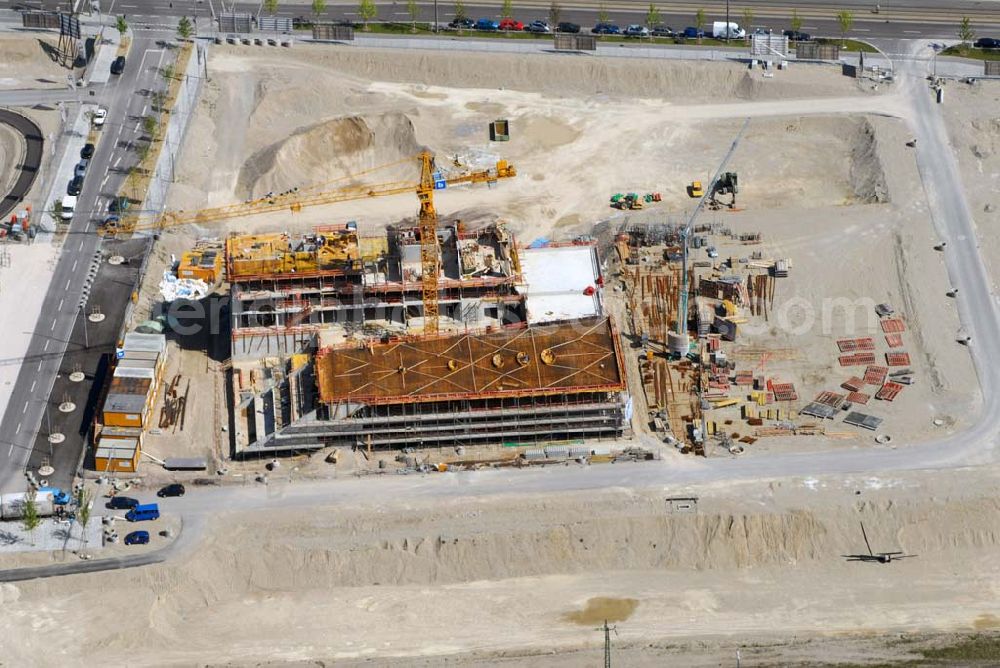 Aerial image München - 04.05.2006 München (Bayern) Blick auf das Baugeländeeines Wohn- und Geschäftshauses auf dem ehemaligen Güterbahnrangierwerksgelände am Münchener Hauptbahnhof durch die Firma BILFINGER+BERGER