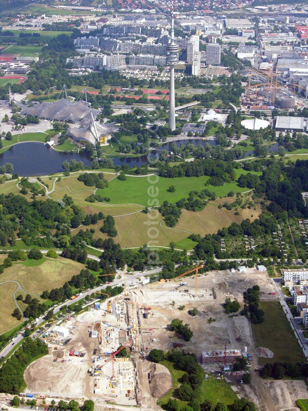 Aerial image München - Blick auf den Münchener Fernsehturm und dem Bau der Wohnanlagen in der Ackermannstraße (Ackermannbogen) in München Schwabingen nahe dem Olympia Park. Firma Concept Bau GmbH (CONCEPTBAUGOLD)