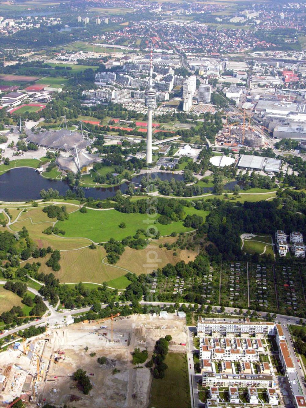 Aerial photograph München - Blick auf den Münchener Fernsehturm und dem Bau der Wohnanlagen in der Ackermannstraße (Ackermannbogen) in München Schwabingen nahe dem Olympia Park. Firma Concept Bau GmbH (CONCEPTBAUGOLD)