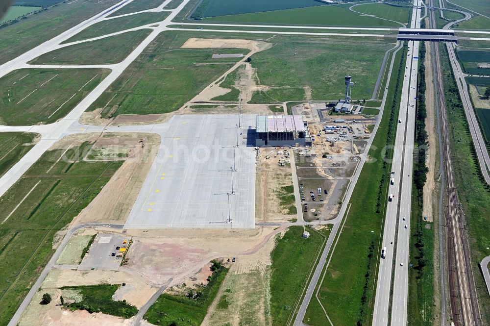 Schkeuditz from above - Construction of a new airport ramp and a new hangar in the north area of ??the airport Leipzig-Halle in Saxony