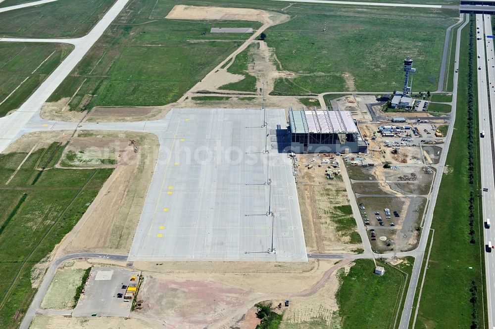 Schkeuditz from the bird's eye view: Construction of a new airport ramp and a new hangar in the north area of ??the airport Leipzig-Halle in Saxony