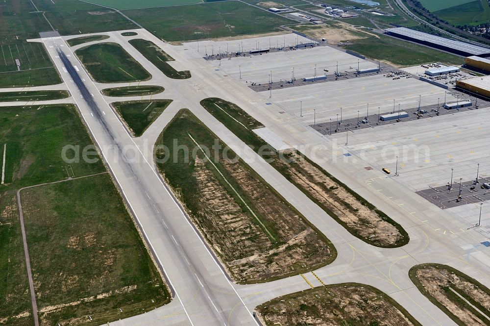 Schkeuditz from the bird's eye view: Construction of a new airport ramp and a new hangar in the north area of ??the airport Leipzig-Halle in Saxony