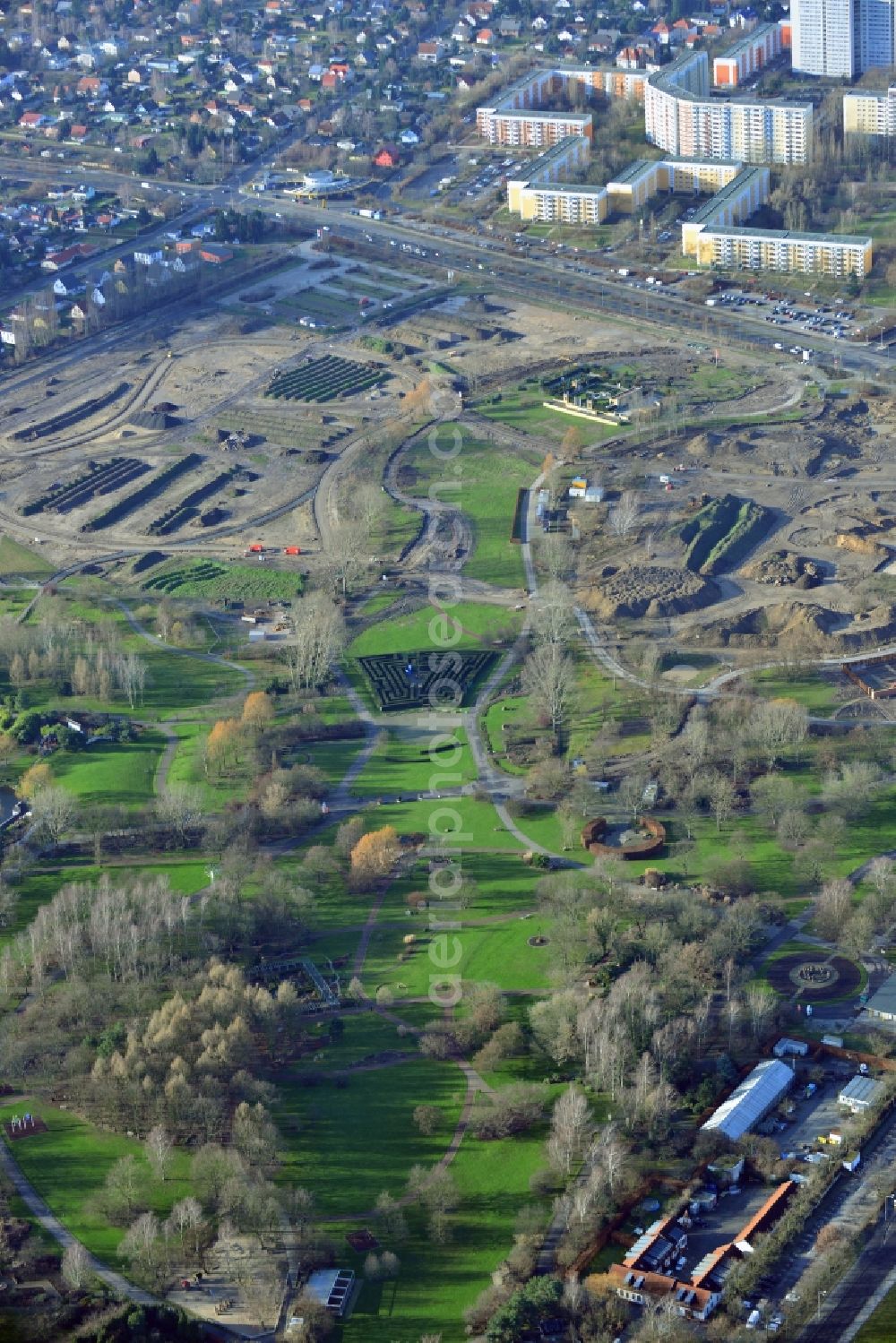 Aerial photograph Berlin Marzahn - Construction work for the redesign on the area of the recreational park Marzahn because of the IGA 2017. The heart of the International gerden exibition will be the Gaerten der Welt. The Kienberg and parts of Wuhle valley will be included. To be built are hillside terraces and a bridge over the Wuhle and Wuhleteich until the beginning of the exhibition