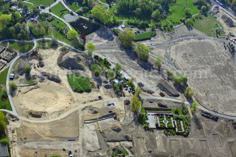 Berlin from the bird's eye view: Construction work for the redesign on the area of the recreational park Marzahn because of the IGA 2017. The heart of the International gerden exibition will be the Gaerten der Welt. The Kienberg and parts of Wuhle valley will be included. To be built are hillside terraces and a bridge over the Wuhle and Wuhleteich until the beginning of the exhibition