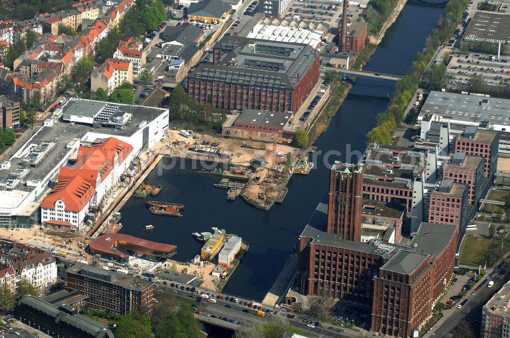 Aerial photograph Berlin - Blick auf die Bauarbeiten am Hafen Tempelhof im Berliner Bezirk Tempelhof-Schöneberg. Der Hafen Tempelhof ist ein Binnenhafen des Teltowkanals im Ortsteil Tempelhof des Berliner Bezirks Tempelhof-Schöneberg. Seit 2007 wird auf dem rund 30.000 m² großen Grundstück am Südende des Tempelhofer Damms der neue Tempelhofer Hafen erbaut, alte Gebäude wie Lagerhaus und Speicher werden restauriert. Die Grundstücksgesellschaft Objekt Tempelhofer Hafen mbH & Co. KG, ein Joint Venture der HLG Münster/Berlin und der IKB Deutsche Industriebank AG, Düsseldorf investieren in diesem Projekt ca. 100 Mio. Euro. Ein Ärztezentrum sowie ein Einkaufszentrum sollen dort entstehen.