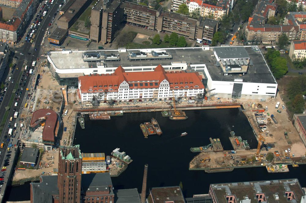 Aerial photograph Berlin - Blick auf die Bauarbeiten am Hafen Tempelhof im Berliner Bezirk Tempelhof-Schöneberg. Der Hafen Tempelhof ist ein Binnenhafen des Teltowkanals im Ortsteil Tempelhof des Berliner Bezirks Tempelhof-Schöneberg. Seit 2007 wird auf dem rund 30.000 m² großen Grundstück am Südende des Tempelhofer Damms der neue Tempelhofer Hafen erbaut, alte Gebäude wie Lagerhaus und Speicher werden restauriert. Die Grundstücksgesellschaft Objekt Tempelhofer Hafen mbH & Co. KG, ein Joint Venture der HLG Münster/Berlin und der IKB Deutsche Industriebank AG, Düsseldorf investieren in diesem Projekt ca. 100 Mio. Euro. Ein Ärztezentrum sowie ein Einkaufszentrum sollen dort entstehen.