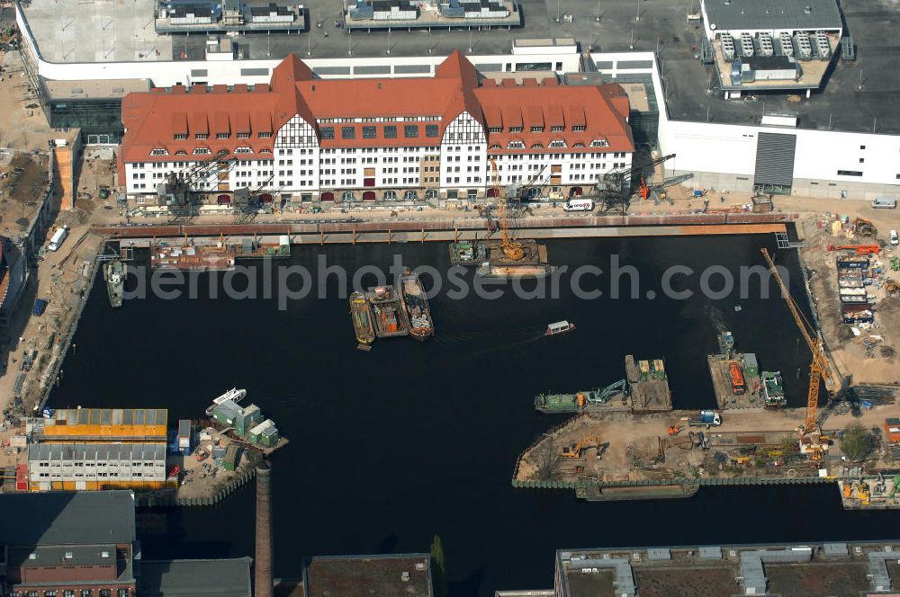 Berlin from above - Blick auf die Bauarbeiten am Hafen Tempelhof im Berliner Bezirk Tempelhof-Schöneberg. Der Hafen Tempelhof ist ein Binnenhafen des Teltowkanals im Ortsteil Tempelhof des Berliner Bezirks Tempelhof-Schöneberg. Seit 2007 wird auf dem rund 30.000 m² großen Grundstück am Südende des Tempelhofer Damms der neue Tempelhofer Hafen erbaut, alte Gebäude wie Lagerhaus und Speicher werden restauriert. Die Grundstücksgesellschaft Objekt Tempelhofer Hafen mbH & Co. KG, ein Joint Venture der HLG Münster/Berlin und der IKB Deutsche Industriebank AG, Düsseldorf investieren in diesem Projekt ca. 100 Mio. Euro. Ein Ärztezentrum sowie ein Einkaufszentrum sollen dort entstehen.