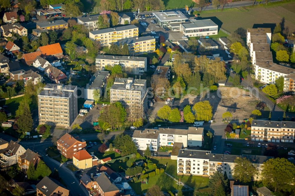 Hamm from the bird's eye view: Construction works on desolate residential highrises on Waldenburger Strasse in the Herringen part of Hamm in the state of North Rhine-Westphalia