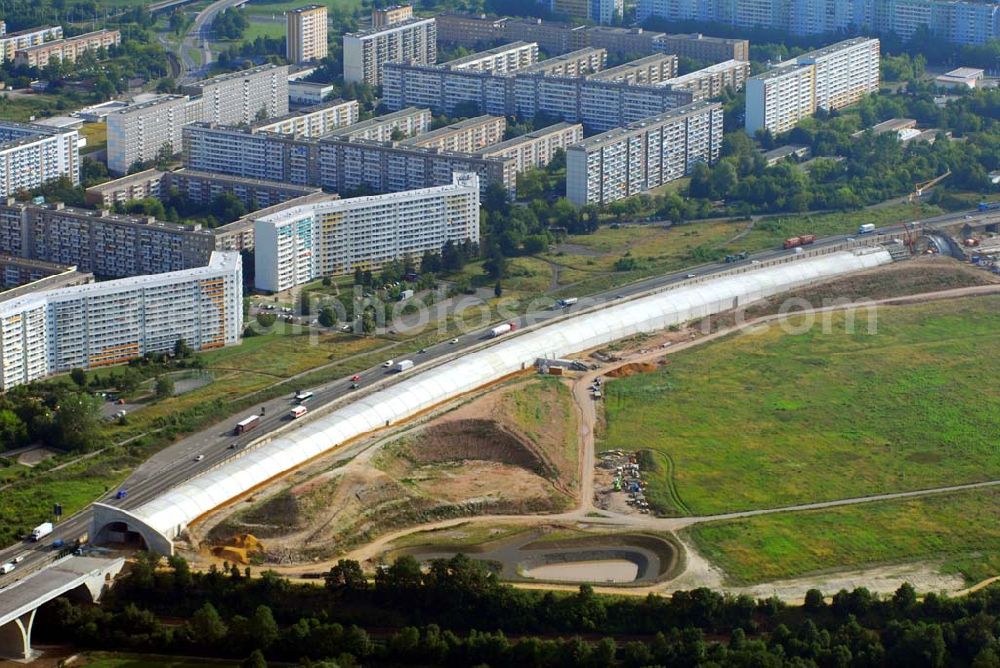 Aerial image Jena - Blick auf die A4 / Saaletalbrücke. Im Zuge des sechsstreifigen Ausbaus der BAB A4 Teilabschnitt Jena wird südlich der alten Saalebrücke die neue Saalebrücke gebaut. Das neue Autobahnbauwerk nimmt die Richtungsfahrbahn Eisenach-Dresden auf und überspannt im Verlauf die B88, die Saalebahn der DB AG, die Saale, die Roda und die Holzlandbahn der DB AG. Ausführende Firma: GERDUM u. BREUER, Bauunternehmen GmbH, Lilienthalstr. 7, 34123 Kassel; Tel.: 0561-49191-0 Zur Lärmminderung des Wohngebietes wird die Autobahn mit einer Lärmschutzeinhausung (Eintunnelung) versehen.