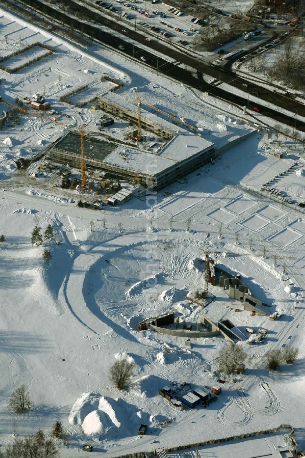 Aerial image Berlin - Wintry snowy construction work for a new stage on site of the IGA 2017 in the district of Marzahn-Hellersdorf in Berlin. The heart of the International gerden exibition will be the Gaerten der Welt. The open air stage is being built near the main entrance on Blumberger Damm