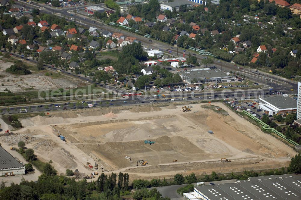 Berlin from above - Blick auf die IKEA-Baufläche an der Landsberger Allee Ecke Rhinstrasse in Berlin Hohenschönhausen. Nach dem Abriß der alten Großhandelslagerhallen aus DDR-Zeiten und Beräumung des Geländes an der Ferdinand-Schulze-Strasse sind derzeit die Tiefbauvorbereitungsarbeiten für ein neues Einrichtungshaus im vollem Gange. Ebenfalls für im laufenden Jahr ist der Start der eigentlichen Bauarbeiten zur Errichtung des Rohbaus zu erwarten. Die erforderlichen Genehmigungsprozeduren sollen demnächst abgeschlossen sein.