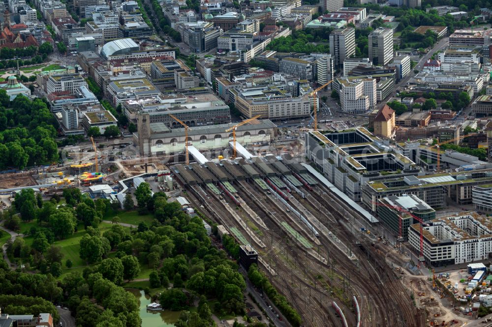 Aerial photograph Stuttgart - Building of the main station of the railway and construction site for the development project Stuttgart 21 on place Arnulf-Klett-Platz in the district Stadtzentrum in Stuttgart in the state of Baden-Wurttemberg