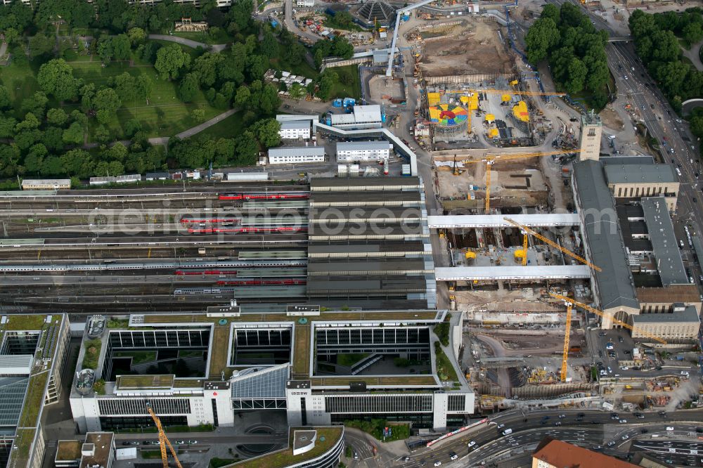 Stuttgart from the bird's eye view: Building of the main station of the railway and construction site for the development project Stuttgart 21 on place Arnulf-Klett-Platz in the district Stadtzentrum in Stuttgart in the state of Baden-Wurttemberg