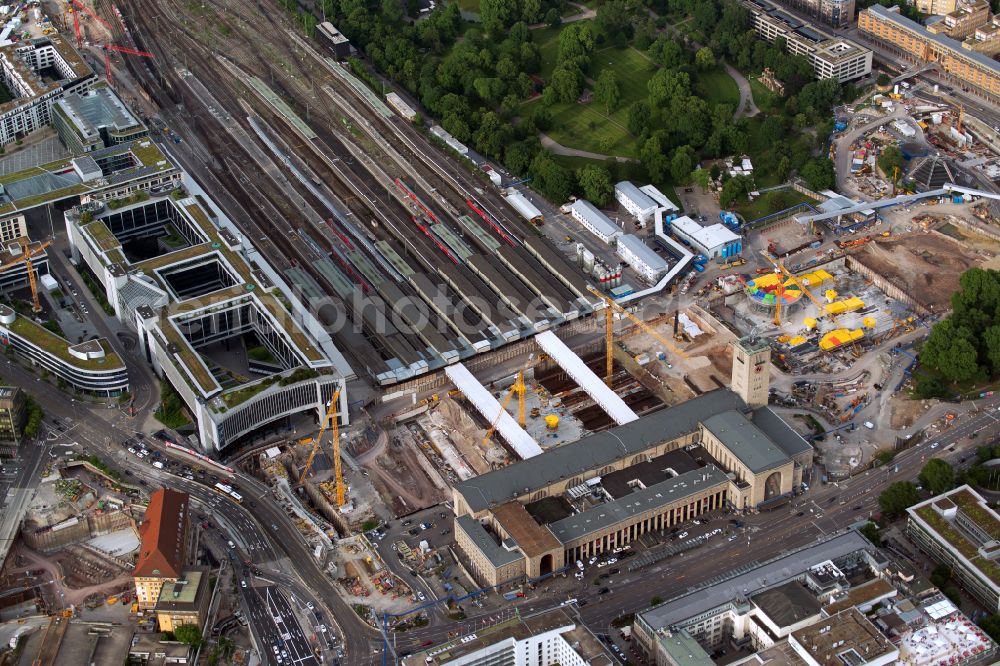 Aerial image Stuttgart - Building of the main station of the railway and construction site for the development project Stuttgart 21 on place Arnulf-Klett-Platz in the district Stadtzentrum in Stuttgart in the state of Baden-Wurttemberg