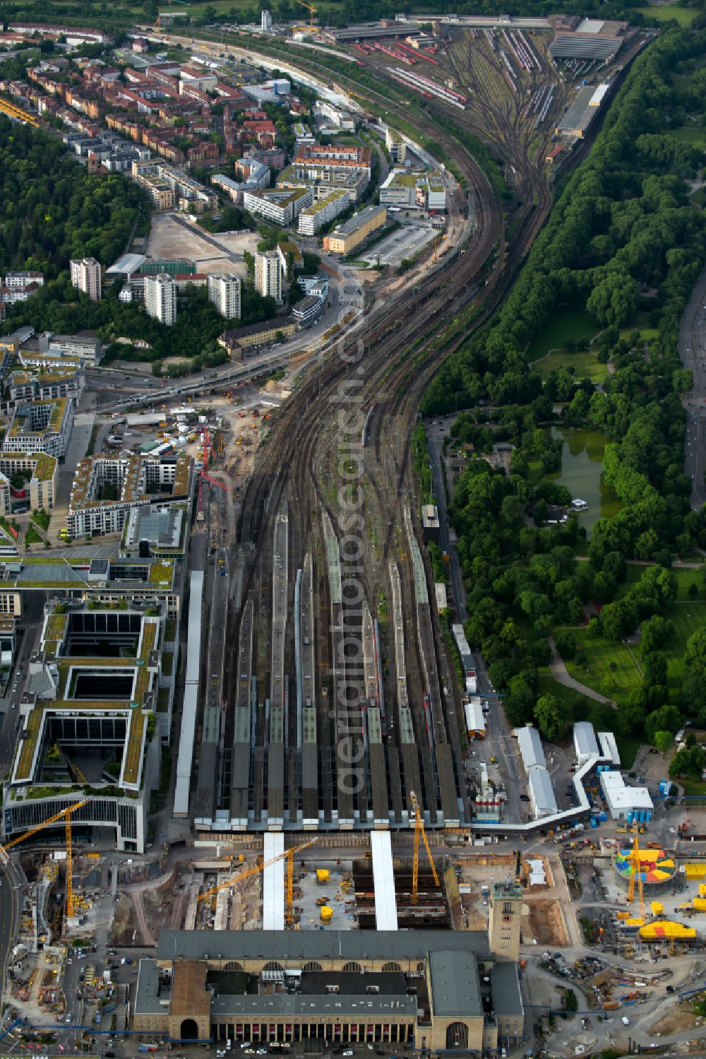 Aerial photograph Stuttgart - Building of the main station of the railway and construction site for the development project Stuttgart 21 on place Arnulf-Klett-Platz in the district Stadtzentrum in Stuttgart in the state of Baden-Wurttemberg