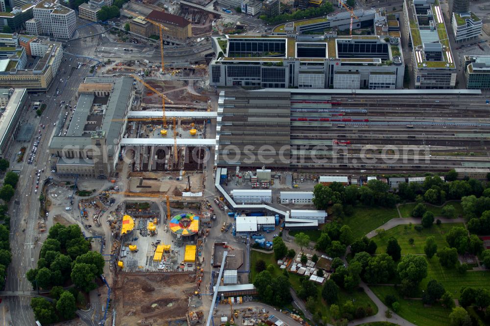 Stuttgart from the bird's eye view: Building of the main station of the railway and construction site for the development project Stuttgart 21 on place Arnulf-Klett-Platz in the district Stadtzentrum in Stuttgart in the state of Baden-Wurttemberg