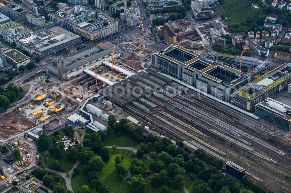 Aerial image Stuttgart - Building of the main station of the railway and construction site for the development project Stuttgart 21 on place Arnulf-Klett-Platz in the district Stadtzentrum in Stuttgart in the state of Baden-Wurttemberg