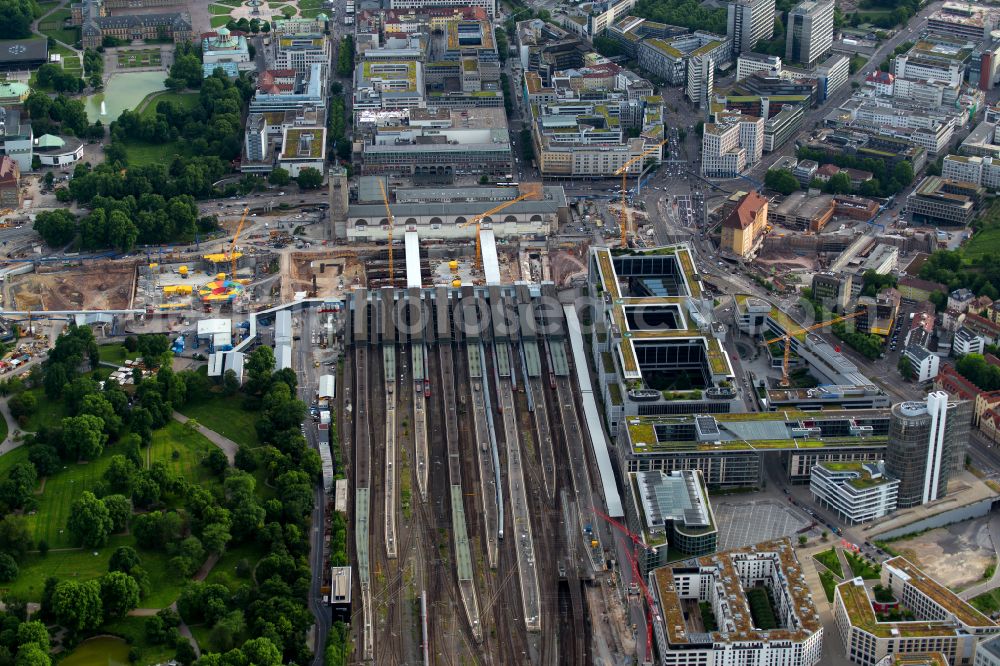 Aerial photograph Stuttgart - Building of the main station of the railway and construction site for the development project Stuttgart 21 on place Arnulf-Klett-Platz in the district Stadtzentrum in Stuttgart in the state of Baden-Wurttemberg