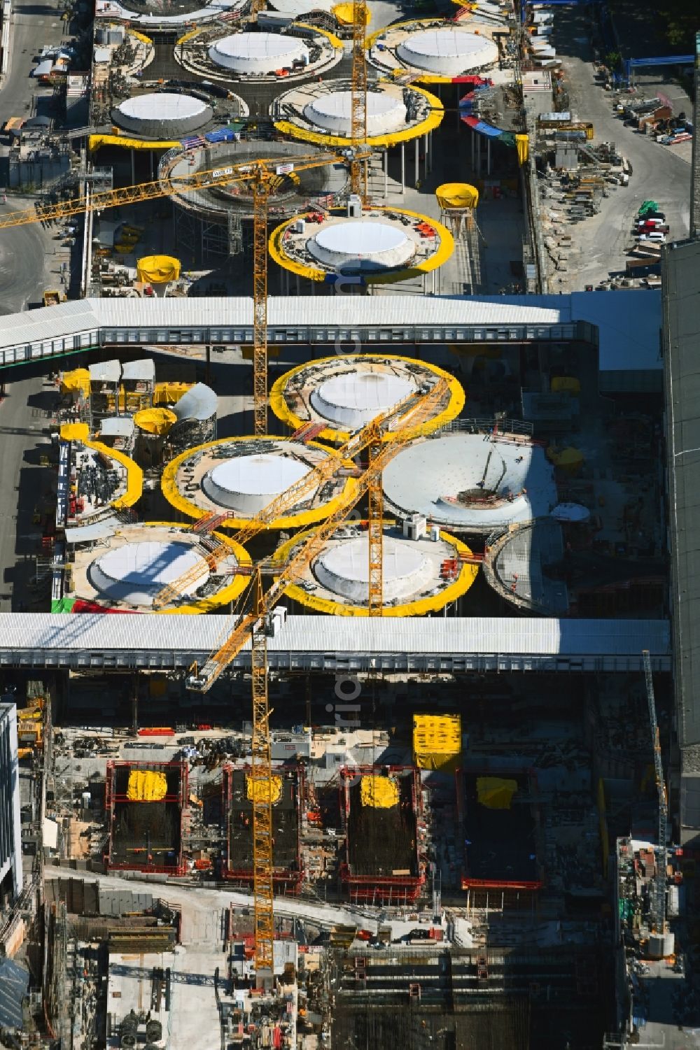 Aerial photograph Stuttgart - Building of the main station of the railway and construction site for the development project Stuttgart 21 in Stuttgart in the state of Baden-Wurttemberg