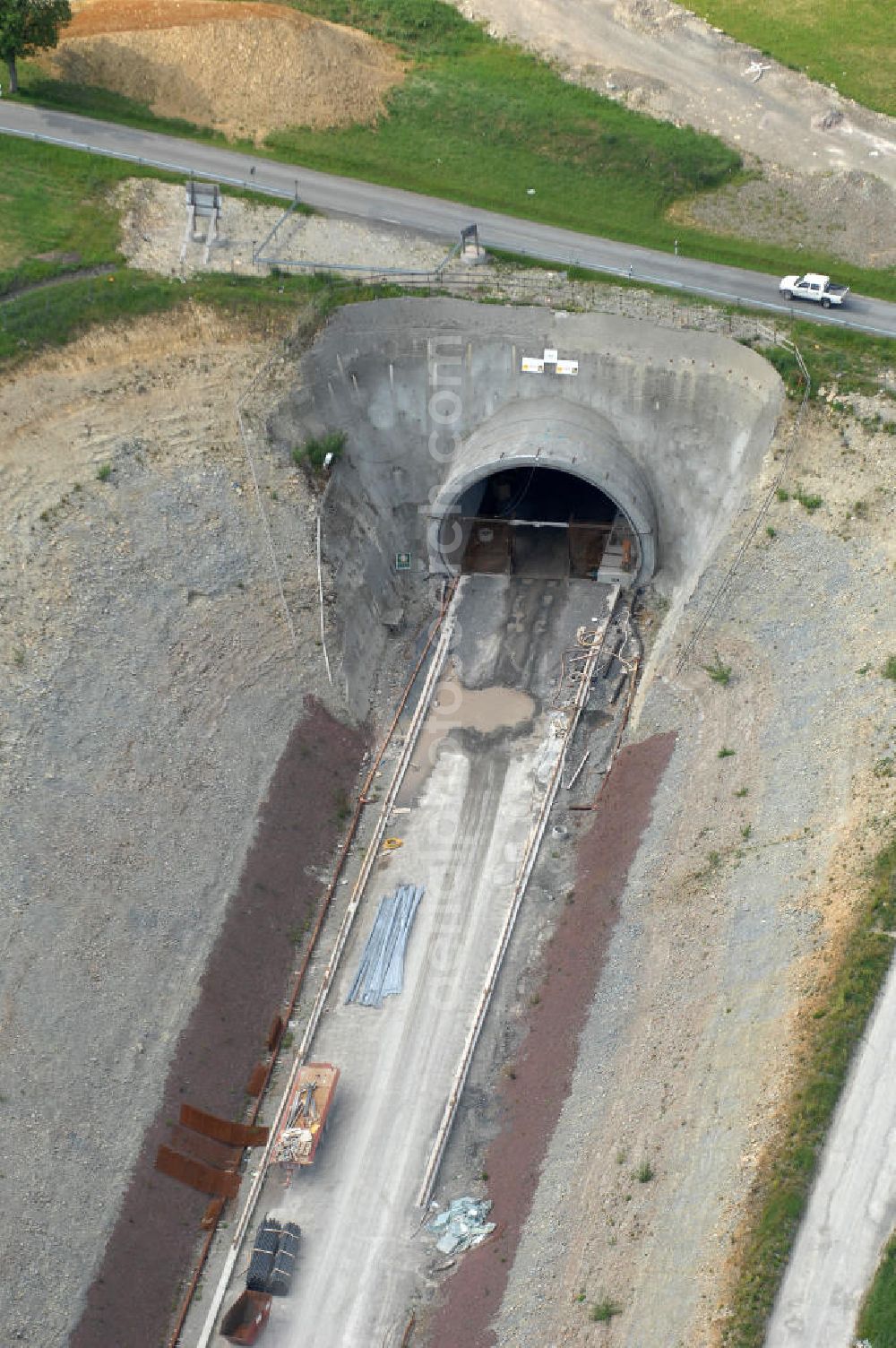 Theuern from the bird's eye view: Blick auf die Bauarbeiten am Tunnel- Baumleite in Süd- Thüringen, einem Tunnelbau-Bauprojekt der ALPINE BeMo Tunnelling GmbH. Der Eisenbahntunnel entsteht im Rahmen des Verkehrsprojekt Deutsche Einheit (VDE) Nr. 8 innerhalb der ICE - Neubaustrecke Nürnberg–Erfurt–Leipzig der Deutschen Bahn. View of the construction of the tunnel Baumleite in southern Thuringia, a tunnel-construction project of the ALPINE Bemo Tunnelling Ltd.