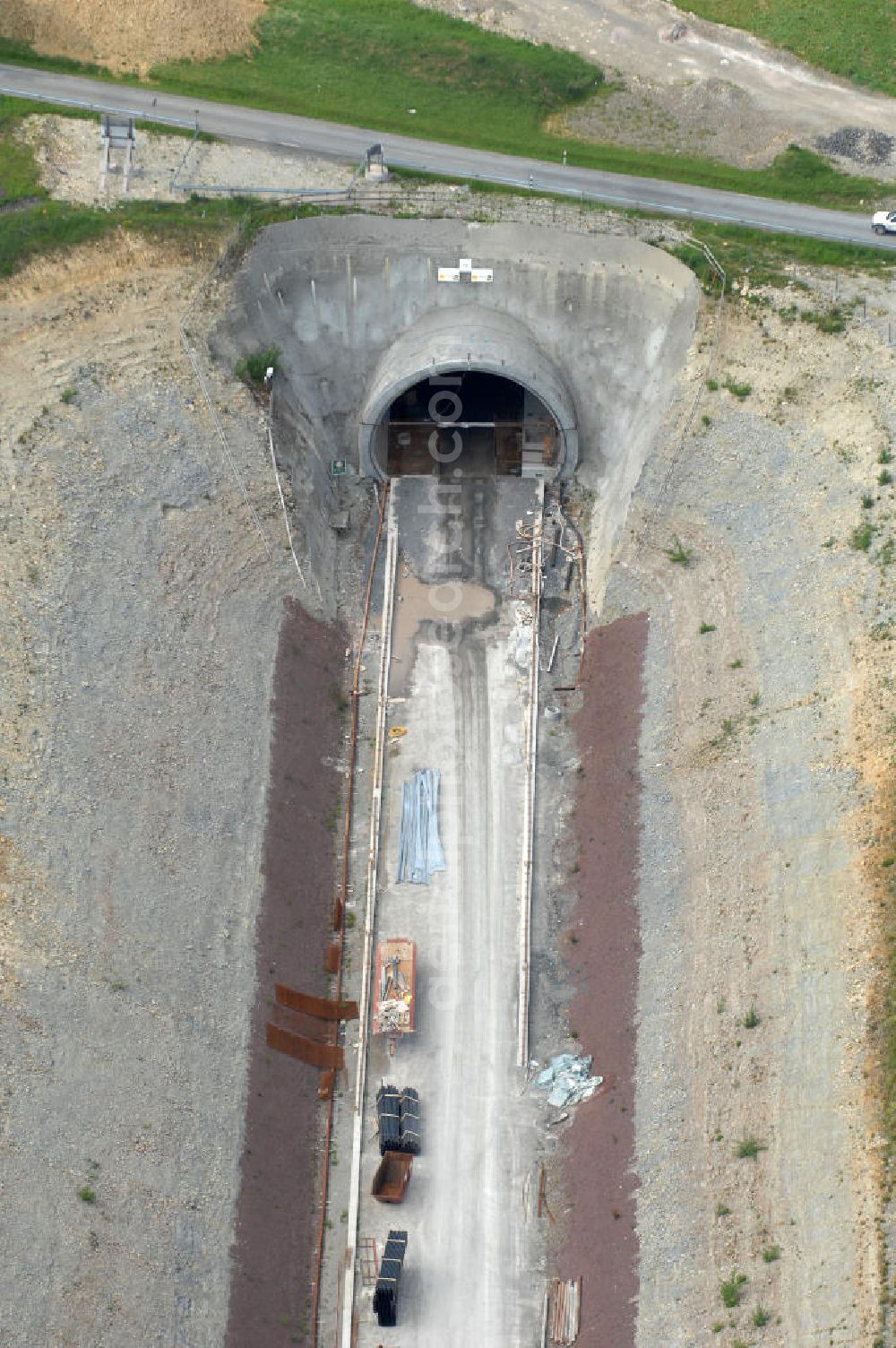 Aerial image Theuern - Blick auf die Bauarbeiten am Tunnel- Baumleite in Süd- Thüringen, einem Tunnelbau-Bauprojekt der ALPINE BeMo Tunnelling GmbH. Der Eisenbahntunnel entsteht im Rahmen des Verkehrsprojekt Deutsche Einheit (VDE) Nr. 8 innerhalb der ICE - Neubaustrecke Nürnberg–Erfurt–Leipzig der Deutschen Bahn. View of the construction of the tunnel Baumleite in southern Thuringia, a tunnel-construction project of the ALPINE Bemo Tunnelling Ltd.