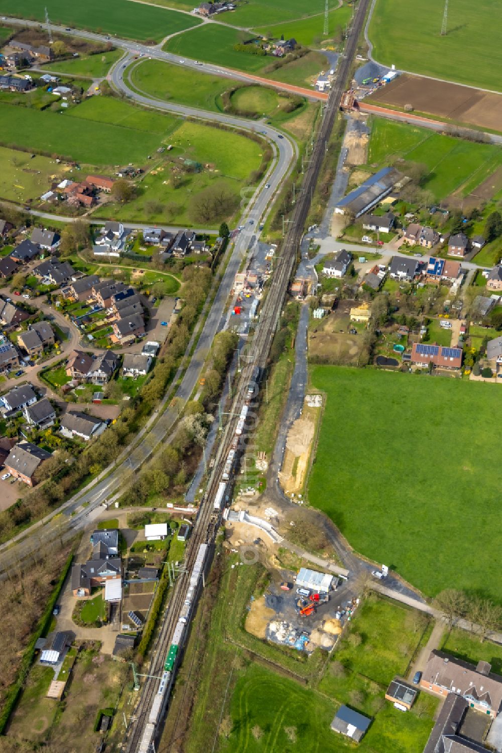 Voerde (Niederrhein) from the bird's eye view: Construction work on the new construction of an underpass under the rail track in the route network of Deutsche Bahn in Voerde (Lower Rhine) in the Ruhr area in the state of North Rhine-Westphalia, Germany