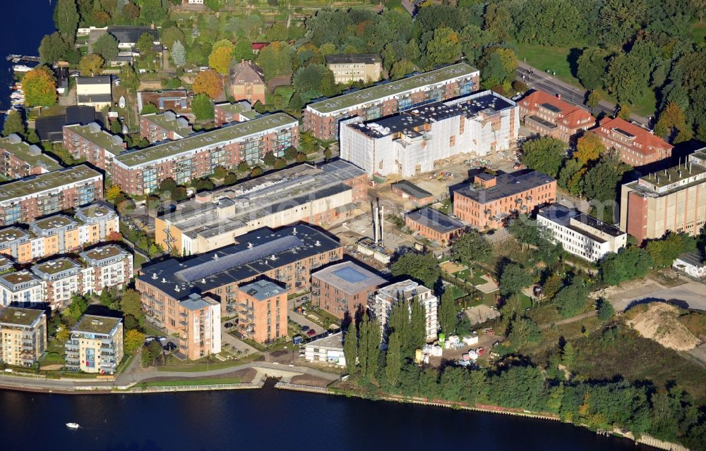 Berlin from above - Construction works in the residential area Am Krusenick on the banks of the river Müggelspree in Berlin - Koepenick. On the former site of the Glanzfabrik high-end residential installations are being developed