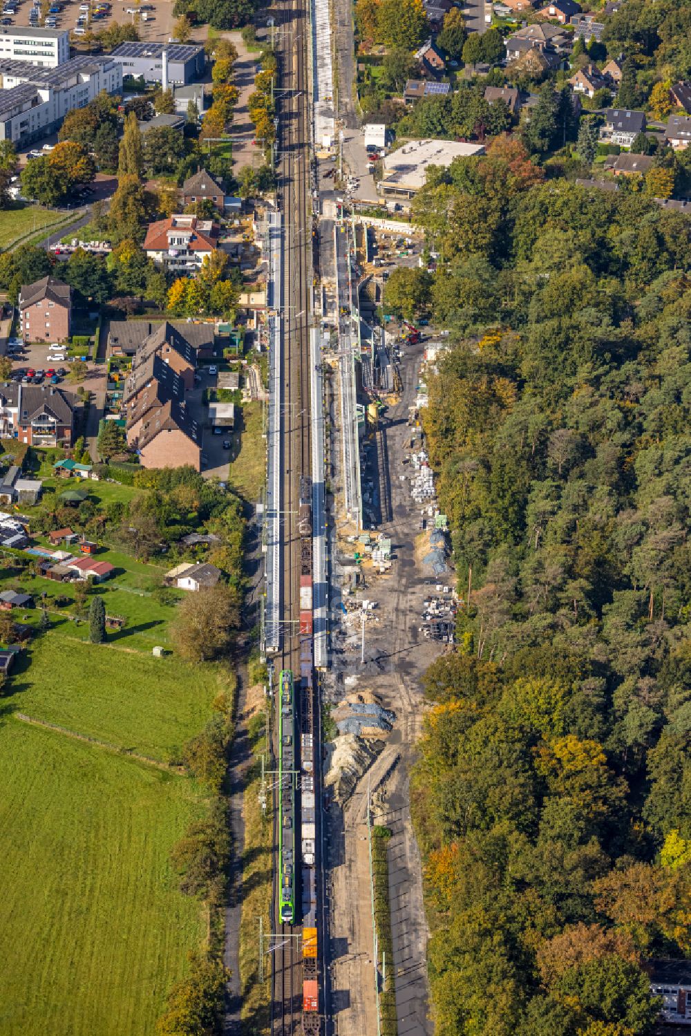 Voerde (Niederrhein) from above - Construction work on new platforms at the train station in the district of Moellen in Voerde (Lower Rhine) in the Ruhr area in the state North Rhine-Westphalia, Germany