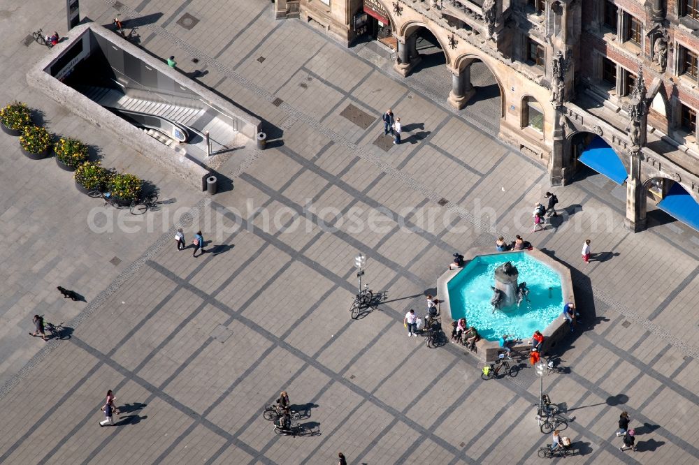 München from the bird's eye view: Landmark and tourist attraction of the historical monument Fischbrunnen on Marienplatz in the district Altstadt in Munich in the state Bavaria, Germany