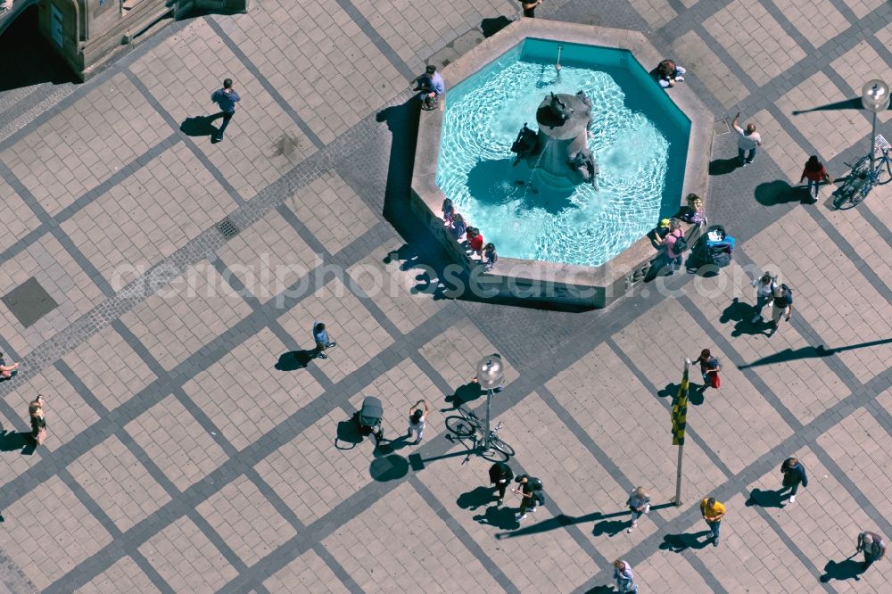 Aerial photograph München - Landmark and tourist attraction of the historical monument Fischbrunnen on Marienplatz in the district Altstadt in Munich in the state Bavaria, Germany