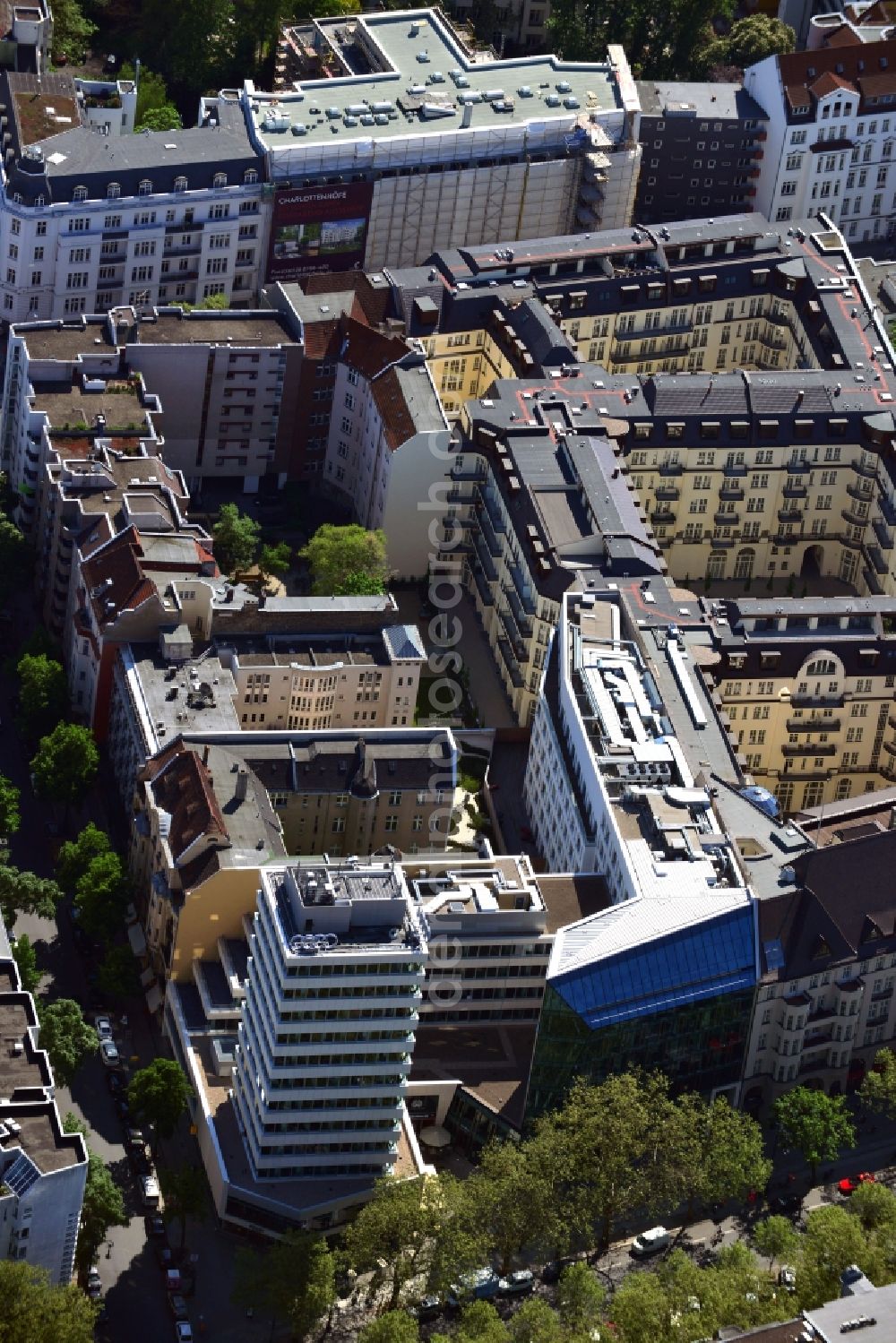 Berlin from above - Built by Erich Rothe and Heinz Kroh in '60s ensemble of buildings with high-rise on the Kurfuerstendamm in the Charlottenburg district of Berlin has been revitalized in recent months. Kudamm 195, a listed building, is marketed as an office and commercial facility in the City-West. The development project was in the hands of FREO Financial & Real Estate Operations GmbH. The surrounding residential properties in Bleibtreu Strasse and Lietzenburgerstrasse promise high-quality comfort