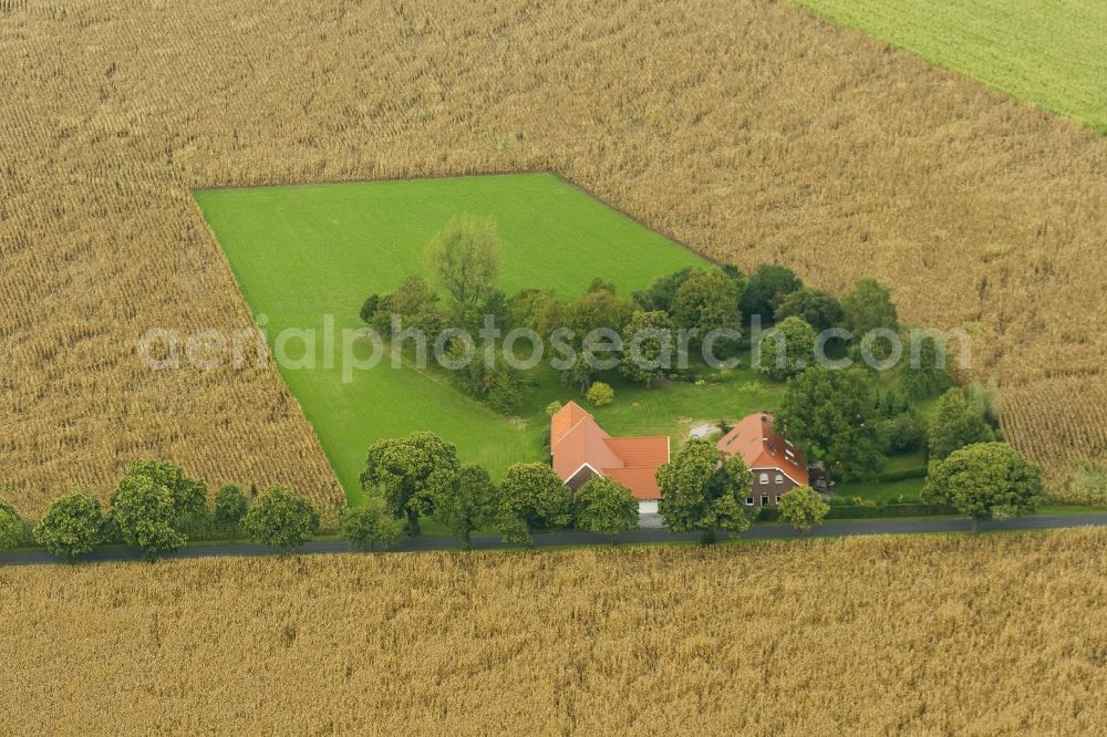 Aerial image Alpen - Farm by the side of the road Boenninghardter Strasse nearthe village Alpen in North Rhine-Westphalia