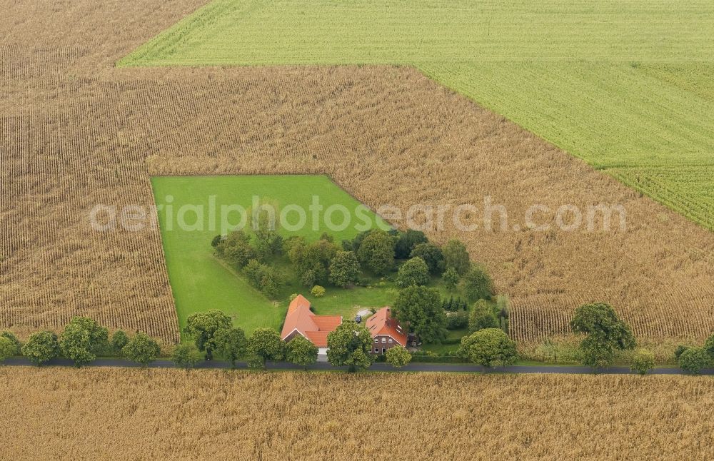 Aerial photograph Alpen - Farm by the side of the road Boenninghardter Strasse nearthe village Alpen in North Rhine-Westphalia
