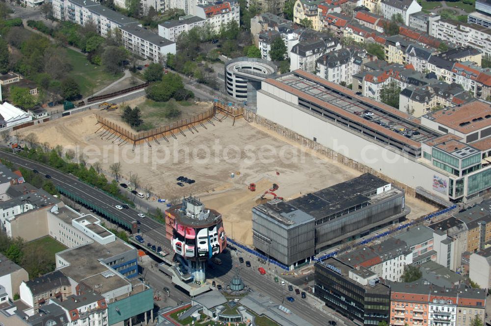 Berlin from the bird's eye view: Blick auf das Baufeld Einkaufszentrum Boulevard Berlin. Das Baufeld wird im Osten durch die Schlossstraße, im Süden durch die Schildhornstraße, im Westen durch die Lepsius- straße bzw. den Harry-Breslau-Park und im Norden durch die Markelstraße begrenzt. Das ehemalige Wertheimgebäude steht unter Denkmalschutz. Daher sind Teile der Baukonstruktion und der Fassade zu erhalten und in das geplante Ensemble zu integrieren. Ausführendes Bauunternehmen ist die BAM Deutschland.