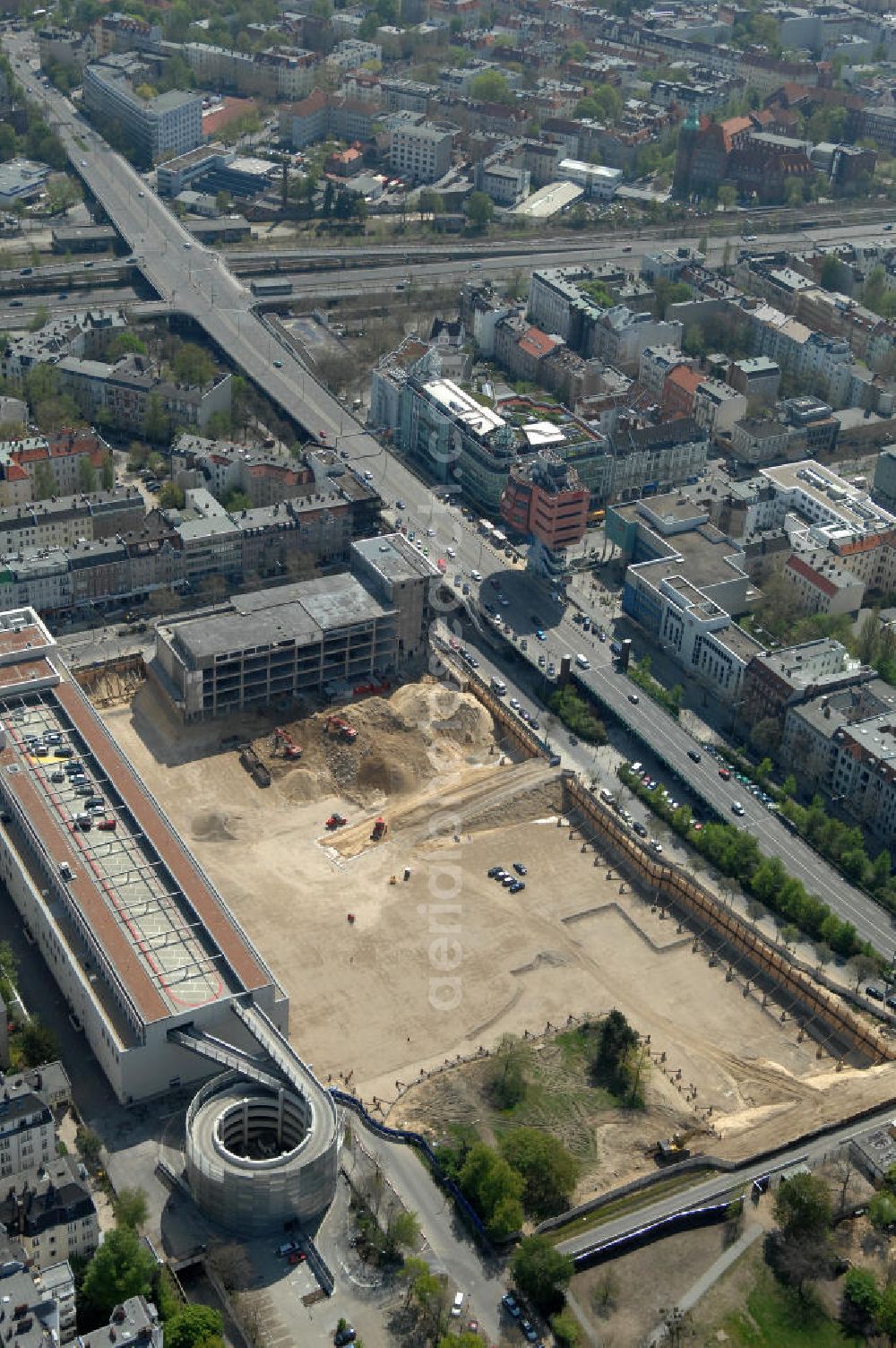 Aerial photograph Berlin - Blick auf das Baufeld Einkaufszentrum Boulevard Berlin. Das Baufeld wird im Osten durch die Schlossstraße, im Süden durch die Schildhornstraße, im Westen durch die Lepsius- straße bzw. den Harry-Breslau-Park und im Norden durch die Markelstraße begrenzt. Das ehemalige Wertheimgebäude steht unter Denkmalschutz. Daher sind Teile der Baukonstruktion und der Fassade zu erhalten und in das geplante Ensemble zu integrieren. Ausführendes Bauunternehmen ist die BAM Deutschland.