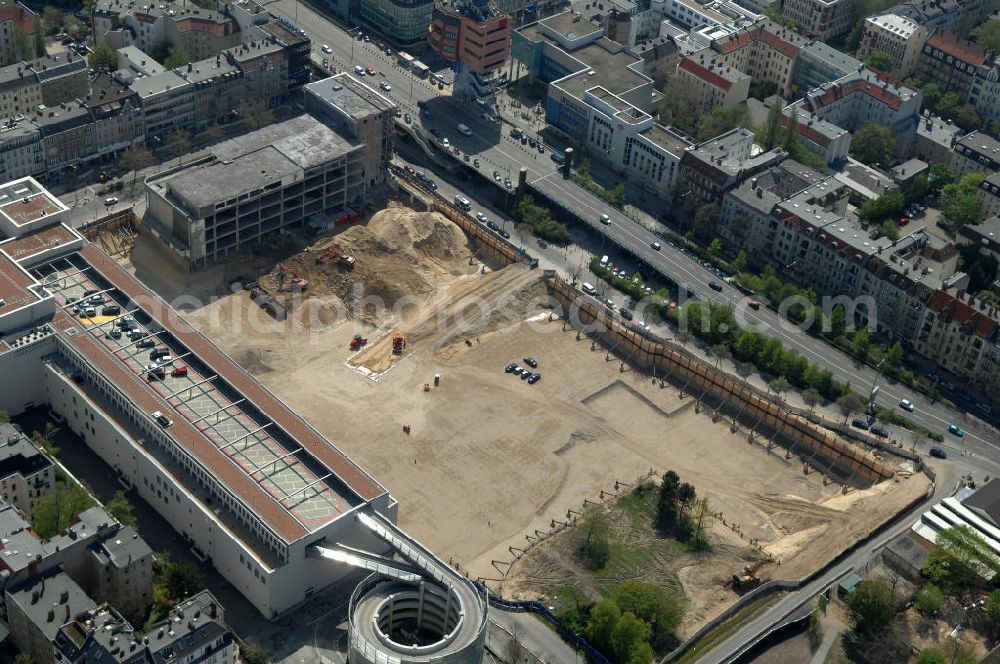 Berlin from above - Blick auf das Baufeld Einkaufszentrum Boulevard Berlin. Das Baufeld wird im Osten durch die Schlossstraße, im Süden durch die Schildhornstraße, im Westen durch die Lepsius- straße bzw. den Harry-Breslau-Park und im Norden durch die Markelstraße begrenzt. Das ehemalige Wertheimgebäude steht unter Denkmalschutz. Daher sind Teile der Baukonstruktion und der Fassade zu erhalten und in das geplante Ensemble zu integrieren. Ausführendes Bauunternehmen ist die BAM Deutschland.