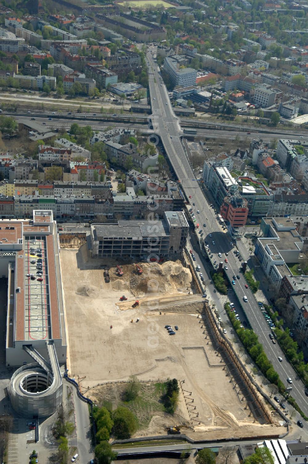 Berlin from the bird's eye view: Blick auf das Baufeld Einkaufszentrum Boulevard Berlin. Das Baufeld wird im Osten durch die Schlossstraße, im Süden durch die Schildhornstraße, im Westen durch die Lepsius- straße bzw. den Harry-Breslau-Park und im Norden durch die Markelstraße begrenzt. Das ehemalige Wertheimgebäude steht unter Denkmalschutz. Daher sind Teile der Baukonstruktion und der Fassade zu erhalten und in das geplante Ensemble zu integrieren. Ausführendes Bauunternehmen ist die BAM Deutschland.